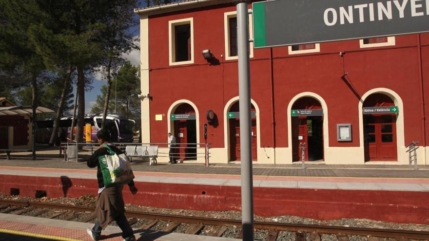 Imagen de archivo de la estación de tren de Ontinyent por la que pasa la línea de media distancia Alcoi-Xàtiva.