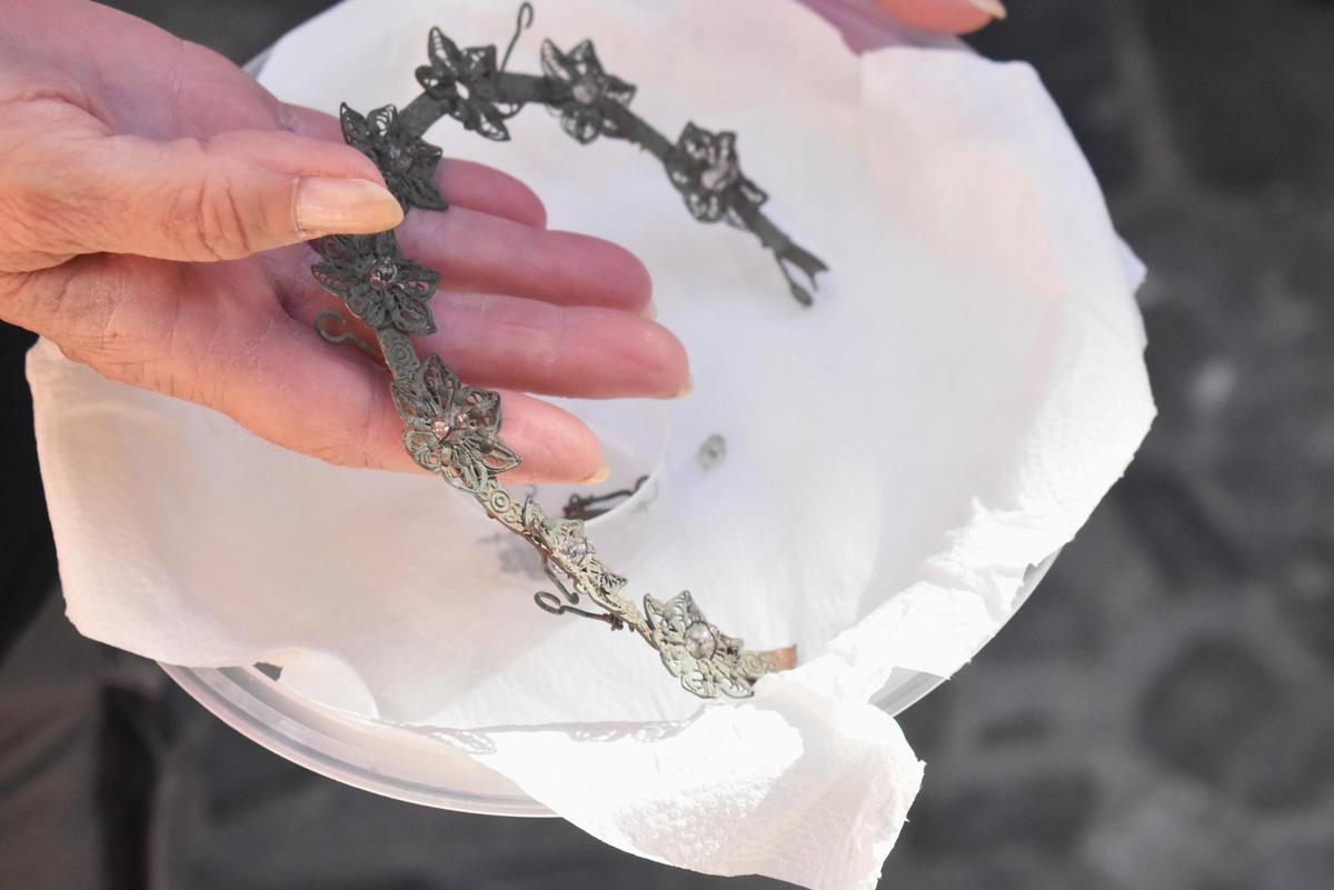Galería | Así es la pequeña corona de la Virgen del Arco de la Estrella de Cáceres