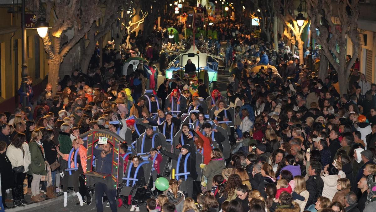 Carrozas y grupos dan vida a un desfile que cada año reúne a cientos de personas.