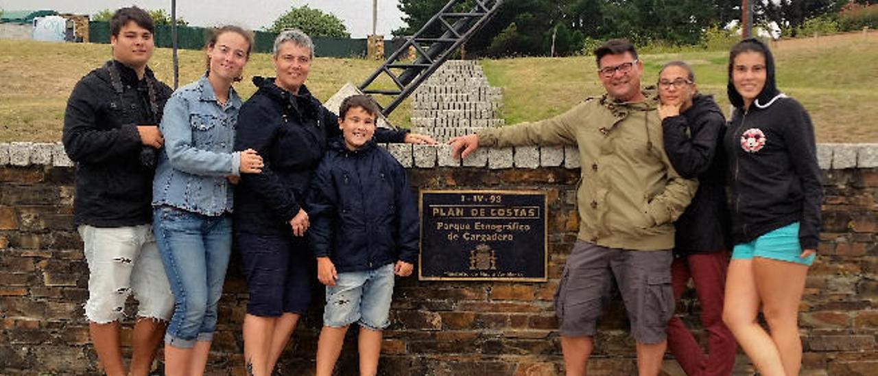 La familia al completo durante unas recientes vacaciones en Asturias.