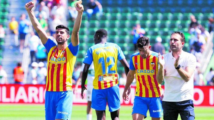 Cenk Özkacar y Rubén Baraja saludan a la afición del Valencia desplazada a Elx. | J.M.LÓPEZ