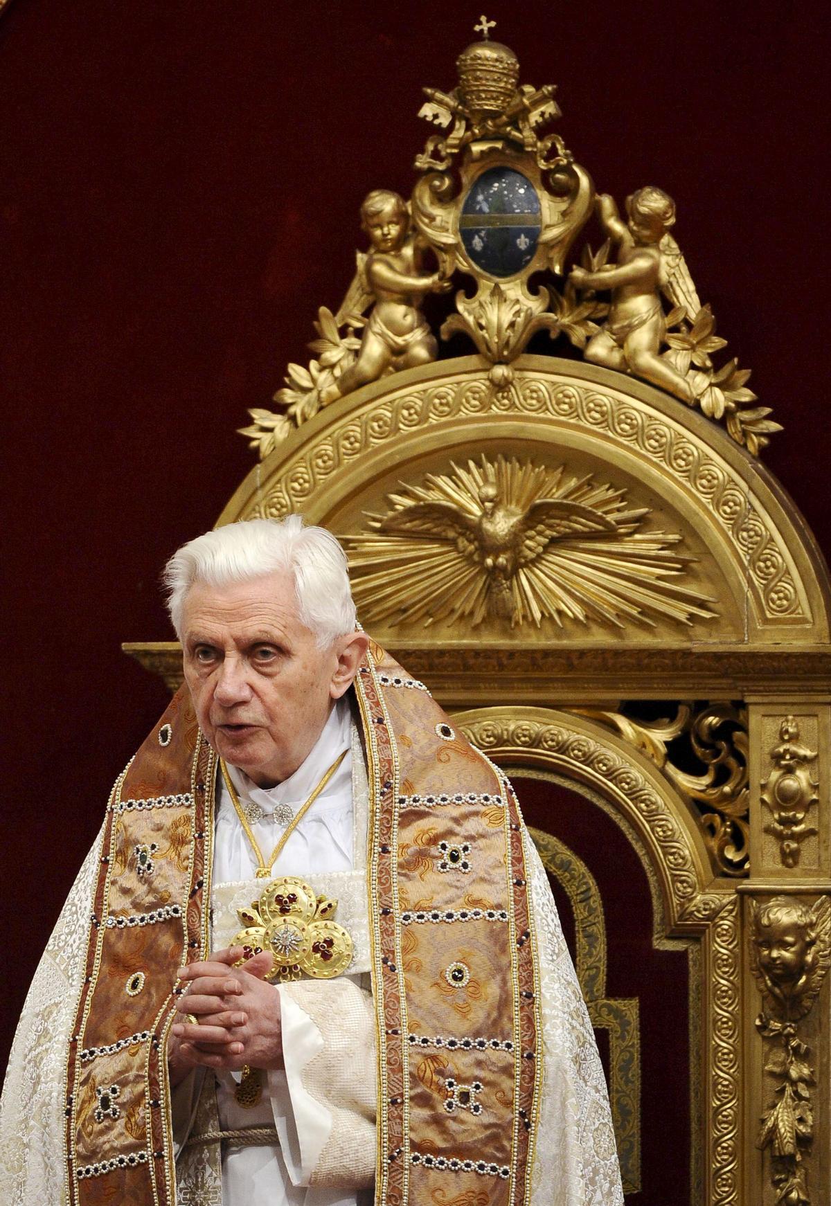 El papa Benedicto XVI reza unas oraciones para la festividad de la Presentación del Señor, el 2 de febrero de 2011, en la basílica de San Pedro del Vaticano.