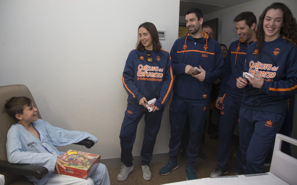 Los jugadores del Valencia Basket visitan La Fe