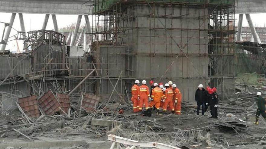 El equipo de rescate en la zona del derrumbe.