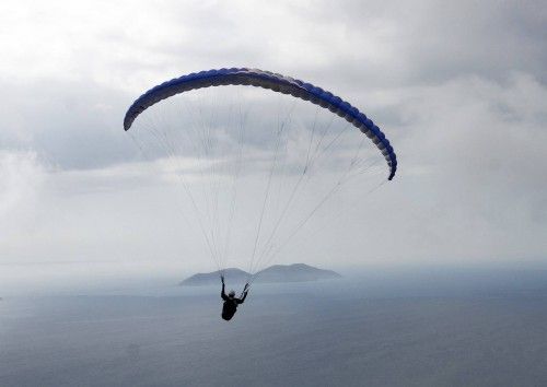 Un participante de la competición anual de paracaidistas de los Balcanes