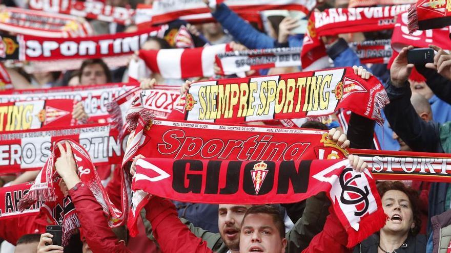 Aficionados del Sporting, durante un partido de la fase de ascenso.