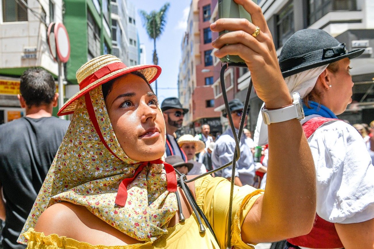 Una romería con bikini en Las Palmas de Gran Canaria