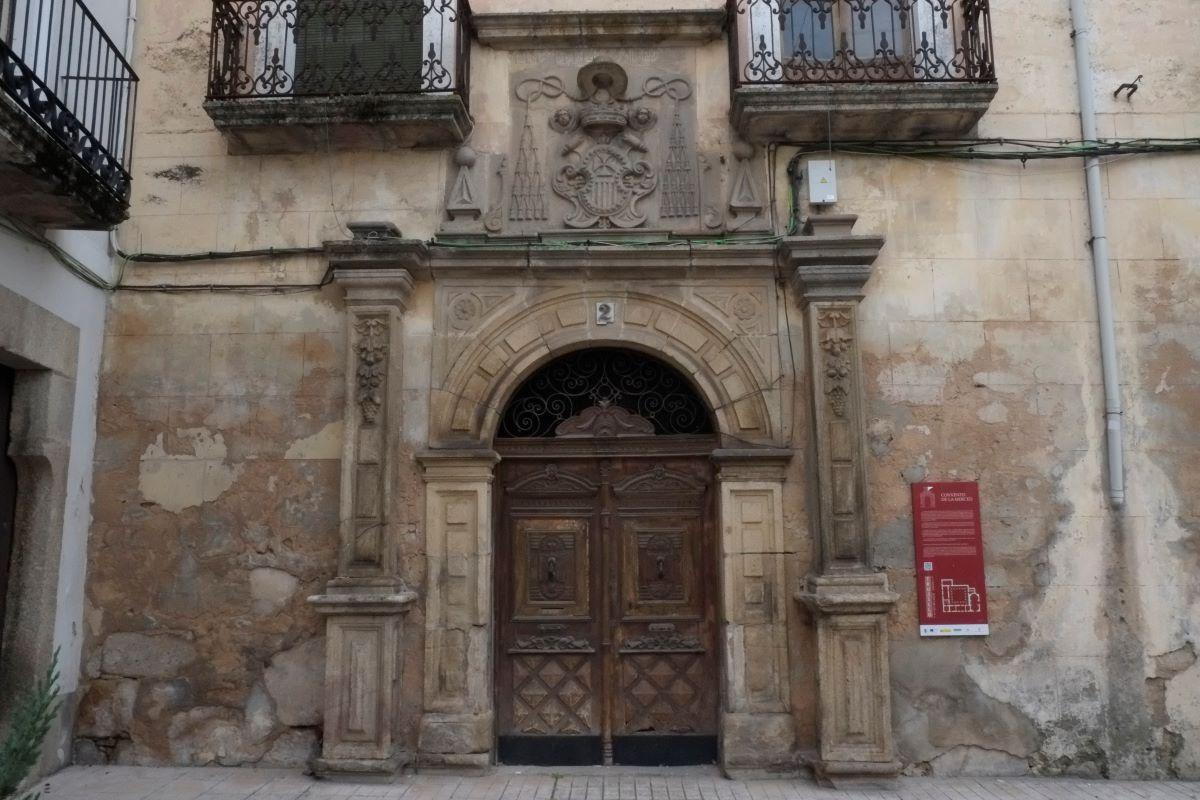 Fachada del convento de la Merced de Trujillo.