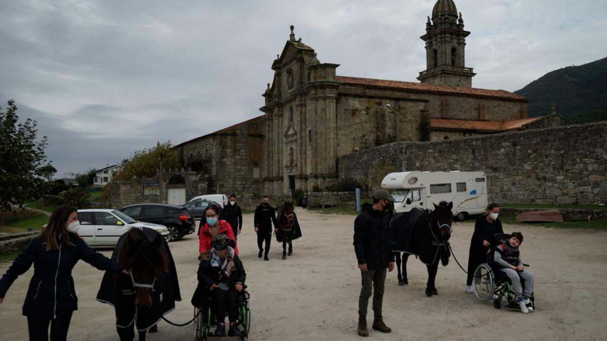Primera etapa del Camino de Santiago con salida desde el Monasterio de Oia.   | // D.P.