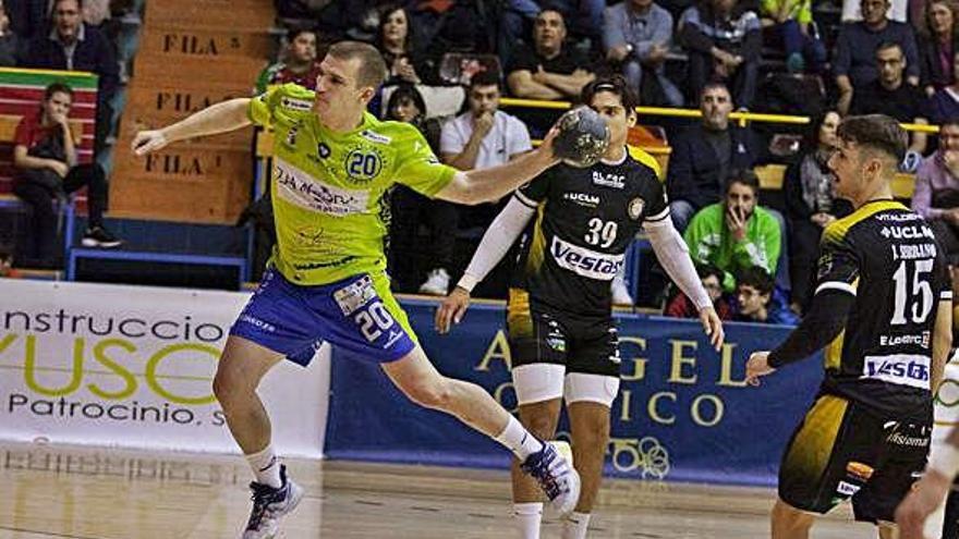 Ramiro Martínez se dispone a anotar un gol en el último duelo del Zamora Rutas del Vino.