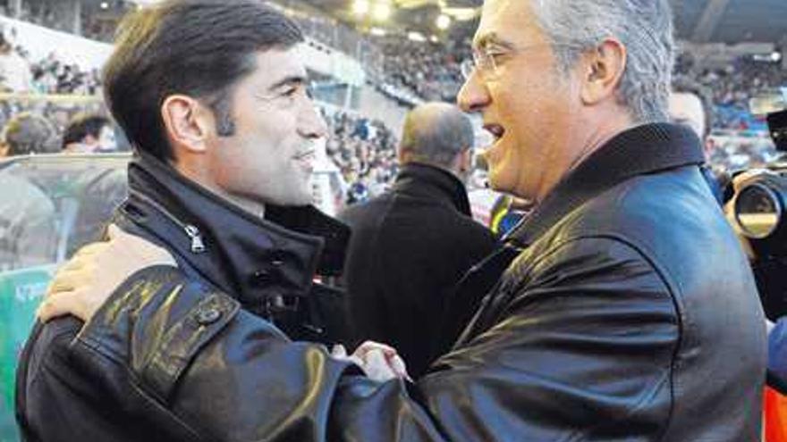 Manzano y Marcelino García Toral se saludan al comienzo del partido.