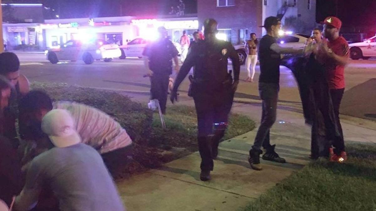 Agentes atienden a heridos en el exterior de la discoteca, en Orlando, esta madrugada.