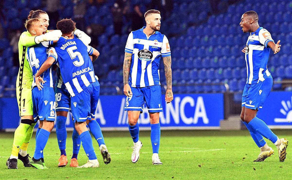 Los jugadores del Deportivo celebran un gol de Bóveda