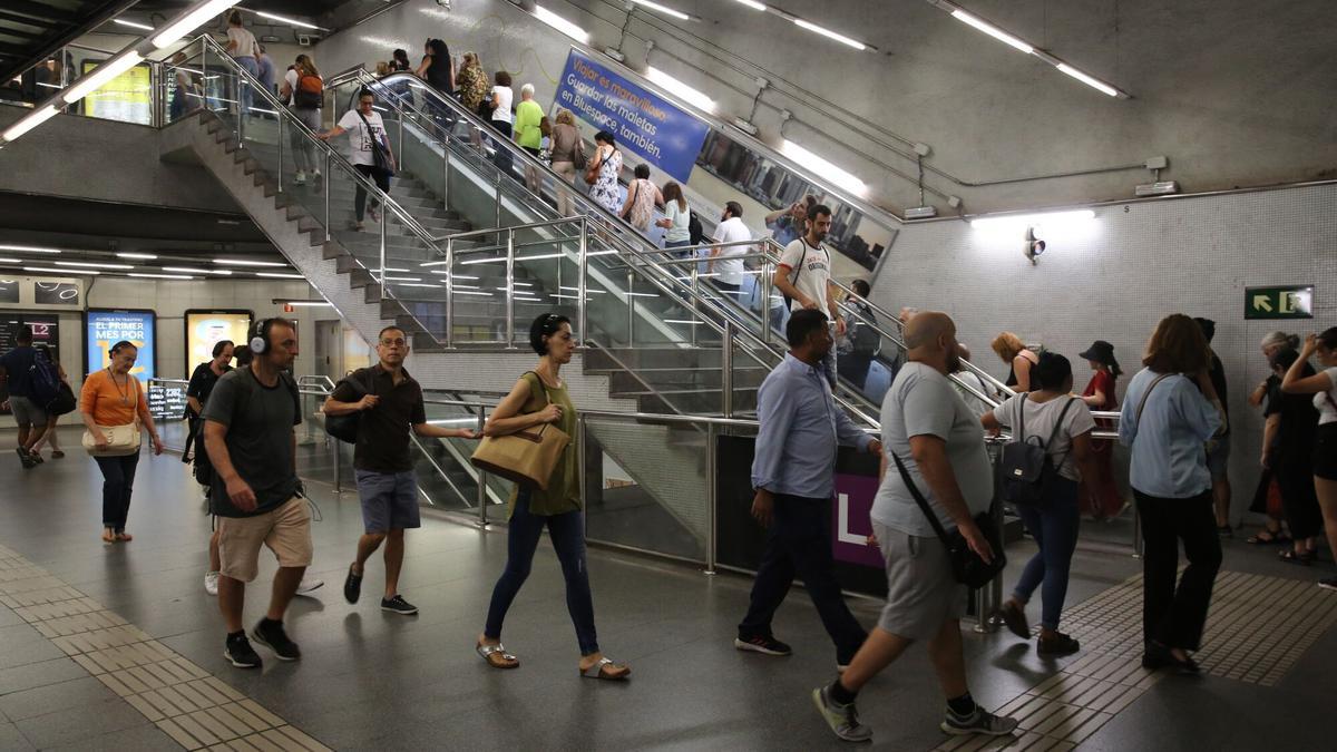 Interior de la estación de metro de Clot