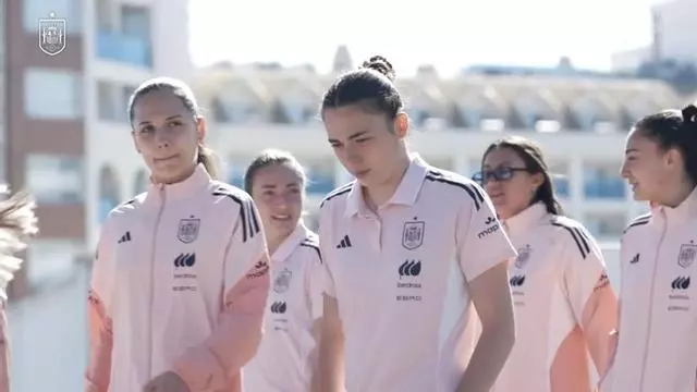 Paseo previo de la selección femenina de futbol al partido ante Ucrania