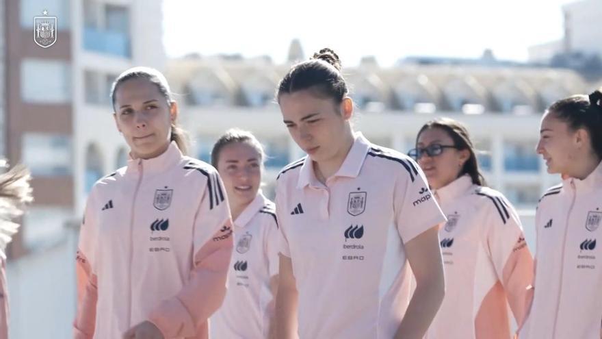 Paseo previo de la selección femenina de futbol al partido ante Ucrania