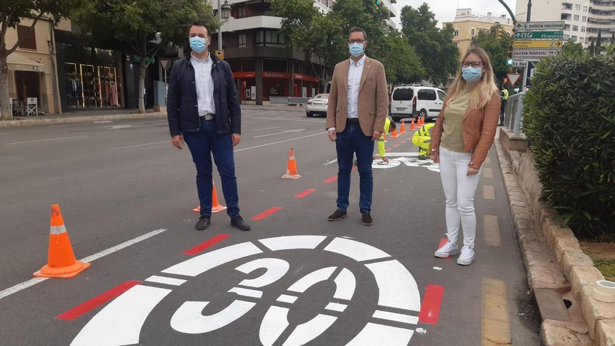 Dalmau, Hila y Nombela, junto al carril señalizado en el paseo Mallorca.