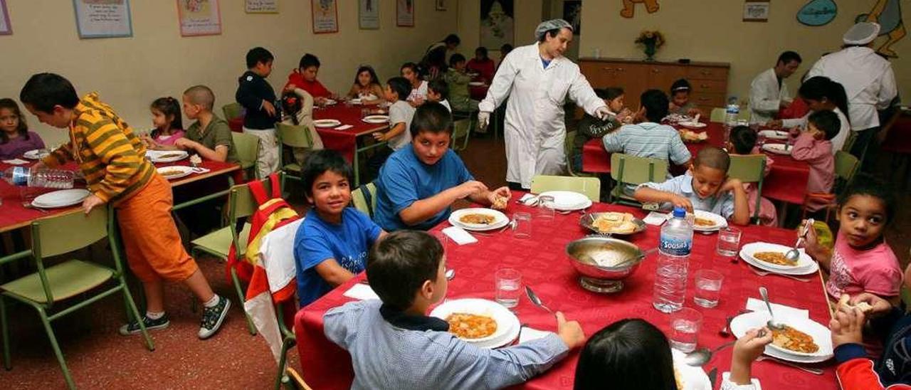 Escolares en el comedor de un centro educativo de la ciudad. // Jesús Regal