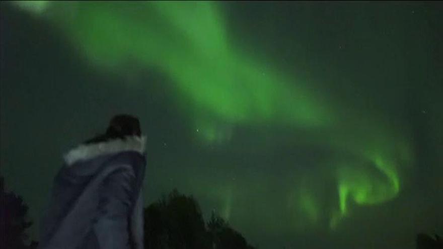 Una aurora boreal ilumina de verde el cielo finlandés