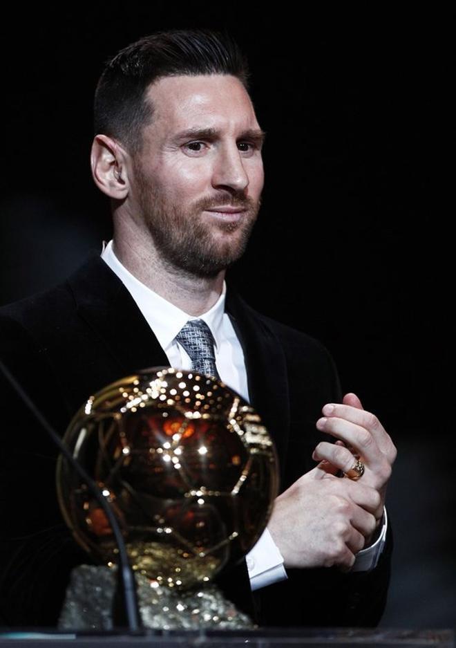 El jugador argentino del FC Barcelona Lionel Messi gana el Balón de Oro France Football 2019 en el Chatelet Theatre en Paris. Messi conquista así su sexto Balón de Oro, un récord que ningún otro futbolista ha conseguido.