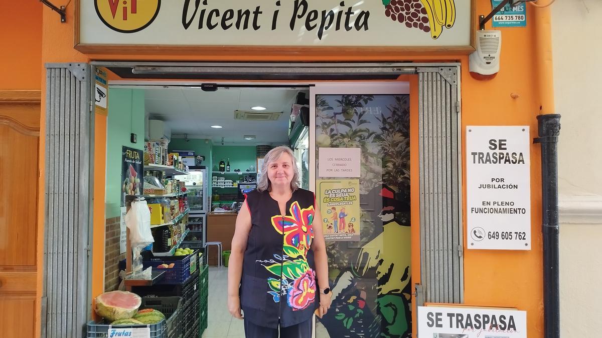 Pepita, en la puerta de la frutería que se traspasa en la calle Sant Francesc de Xàtiva.