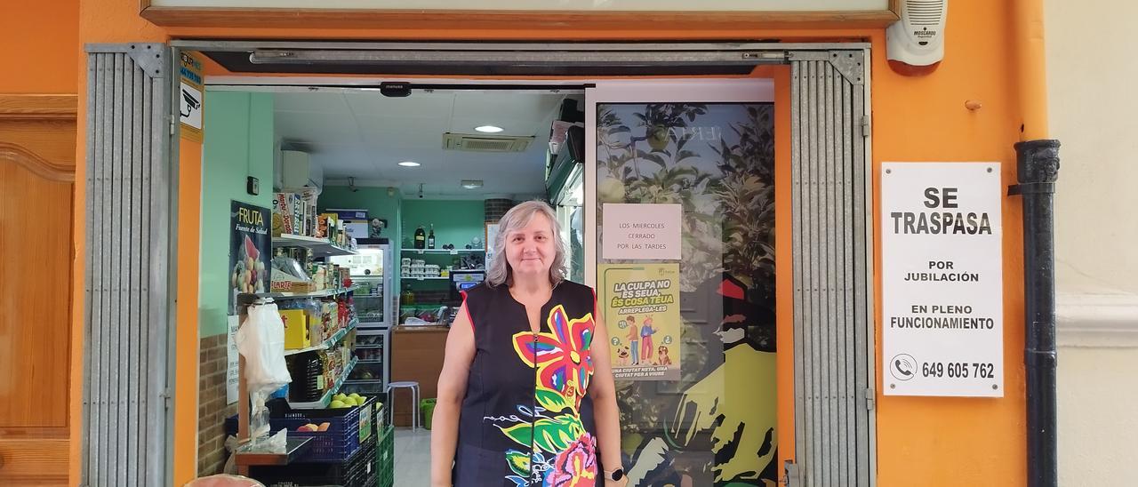 Pepita, en la puerta de la frutería que se traspasa en la calle Sant Francesc de Xàtiva.