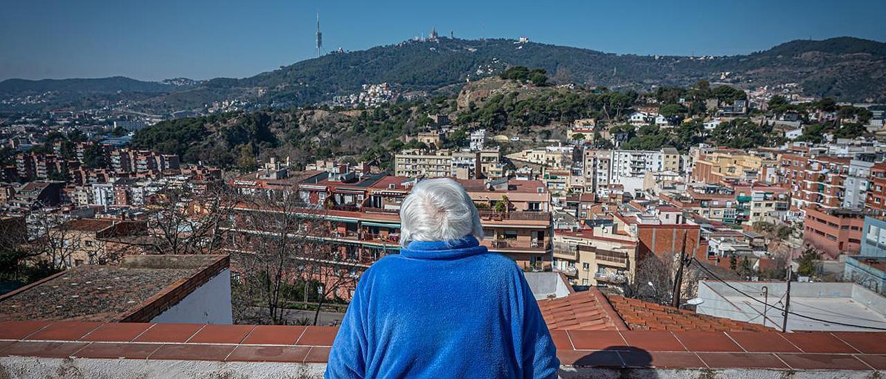 Mari Carmen, atrapada desde hace 17 años en su casa del Carmel, observa Barcelona desde su terraza.