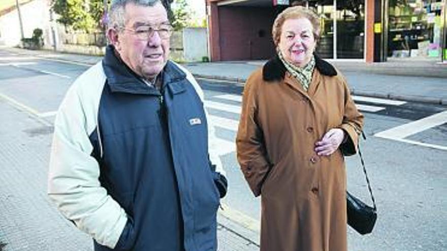 Vanesa González, lavando la cabeza de una clienta con el agua que calentó en el microondas.