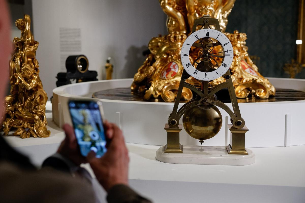 Un hombre visita la exposición 'La precisión del tiempo', en la Galería de las Colecciones Reales.