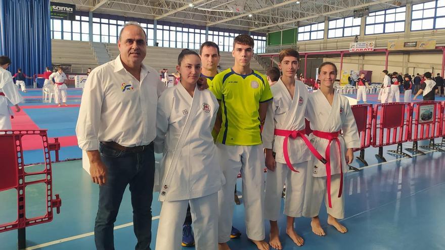 Algunos de los participantes en la jornada autonómica de kárate que se celebrará en Canals junto a su entrenador