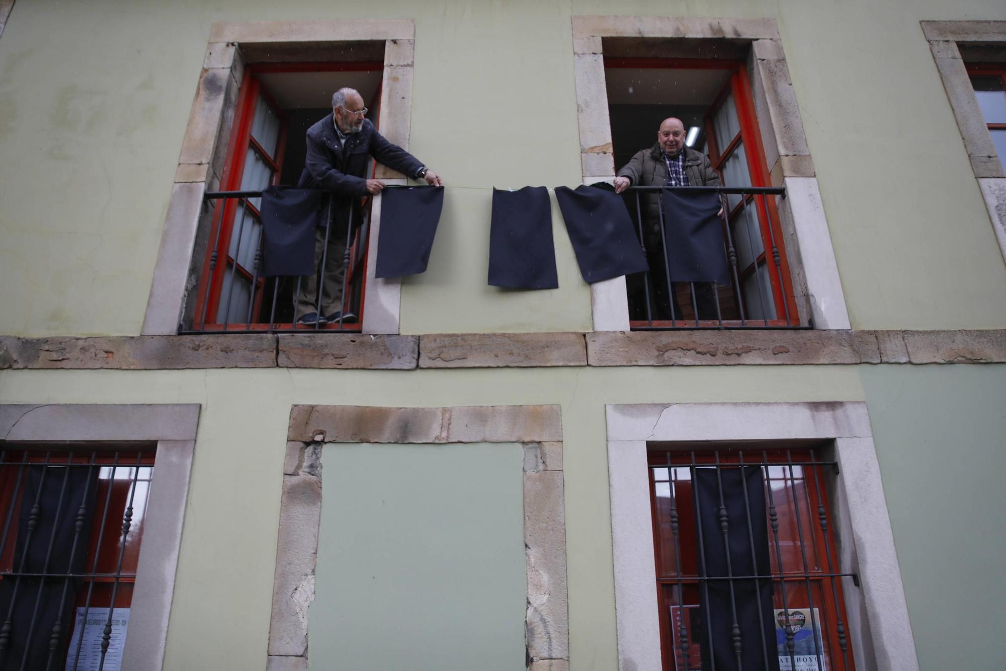 La protesta de los trapos negros se intensifica en la zona Oeste de Gijón (en imágenes)