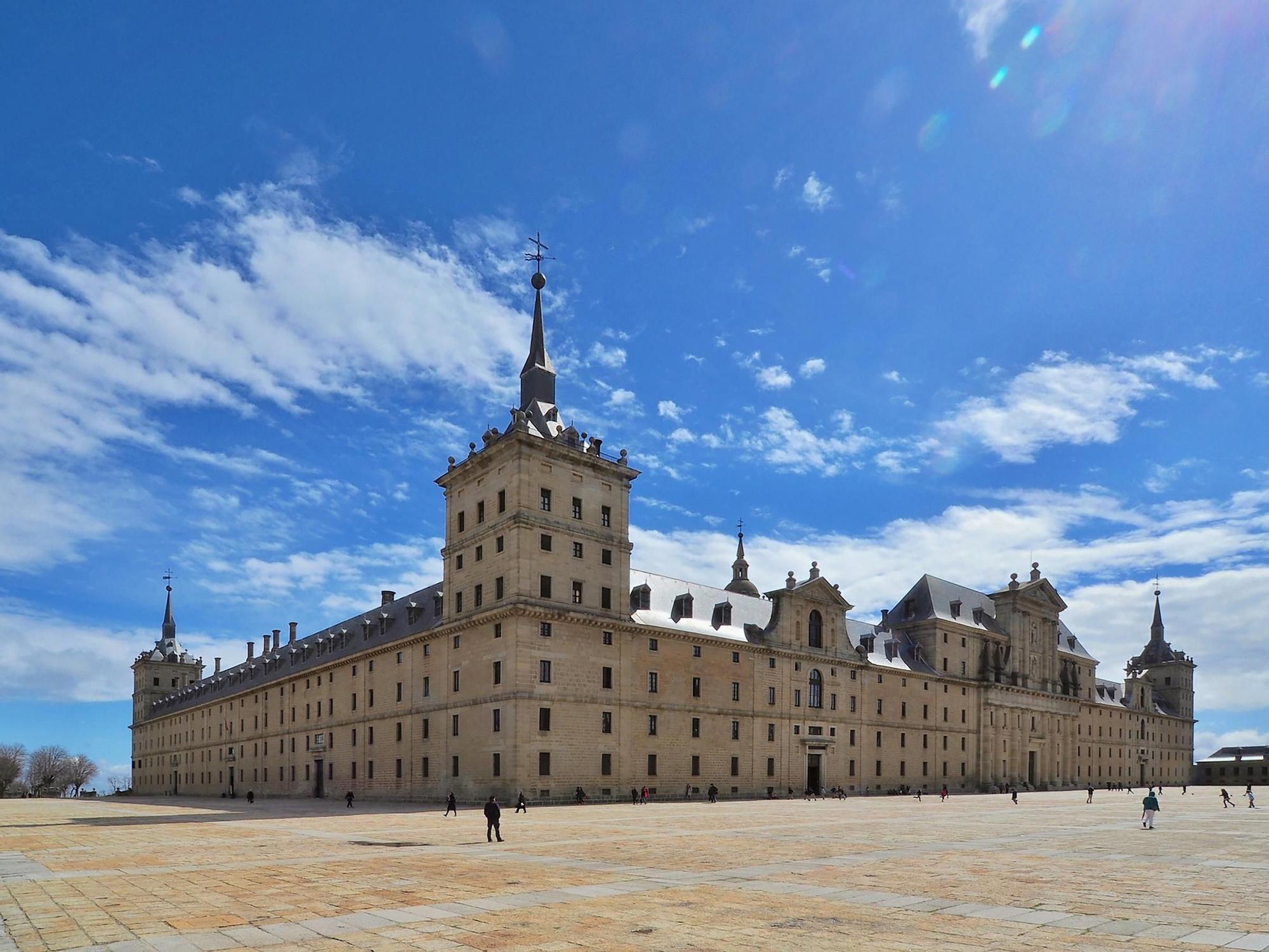 El Monasterio de El Escorial ocupa una superficie de casi 34.000 metros cuadrados.