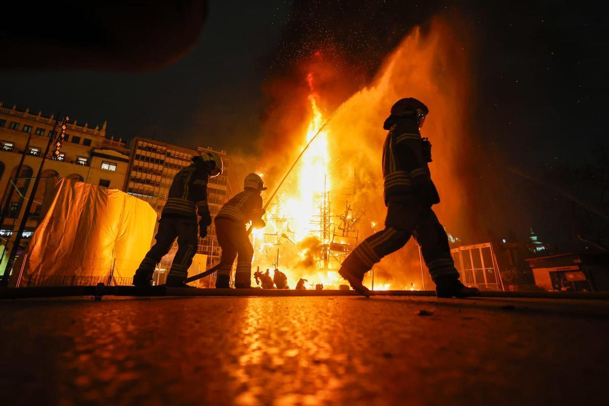 La Cremà de la falla municipal de València, en imágenes