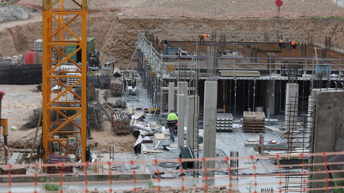 Operarios trabajando en la estructura del futuro bloque para 73 pisos, con la grúa ya instalada en los suelos de Averly.