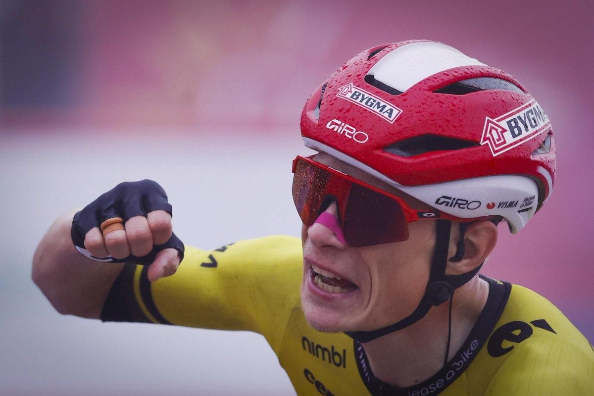 Jonas Vingegaard festeja la victoria en la Vuelta. Jonas Vingegaard festeja la victoria en la Vuelta.