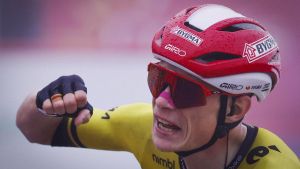 Jonas Vingegaard festeja la victoria en la Vuelta.