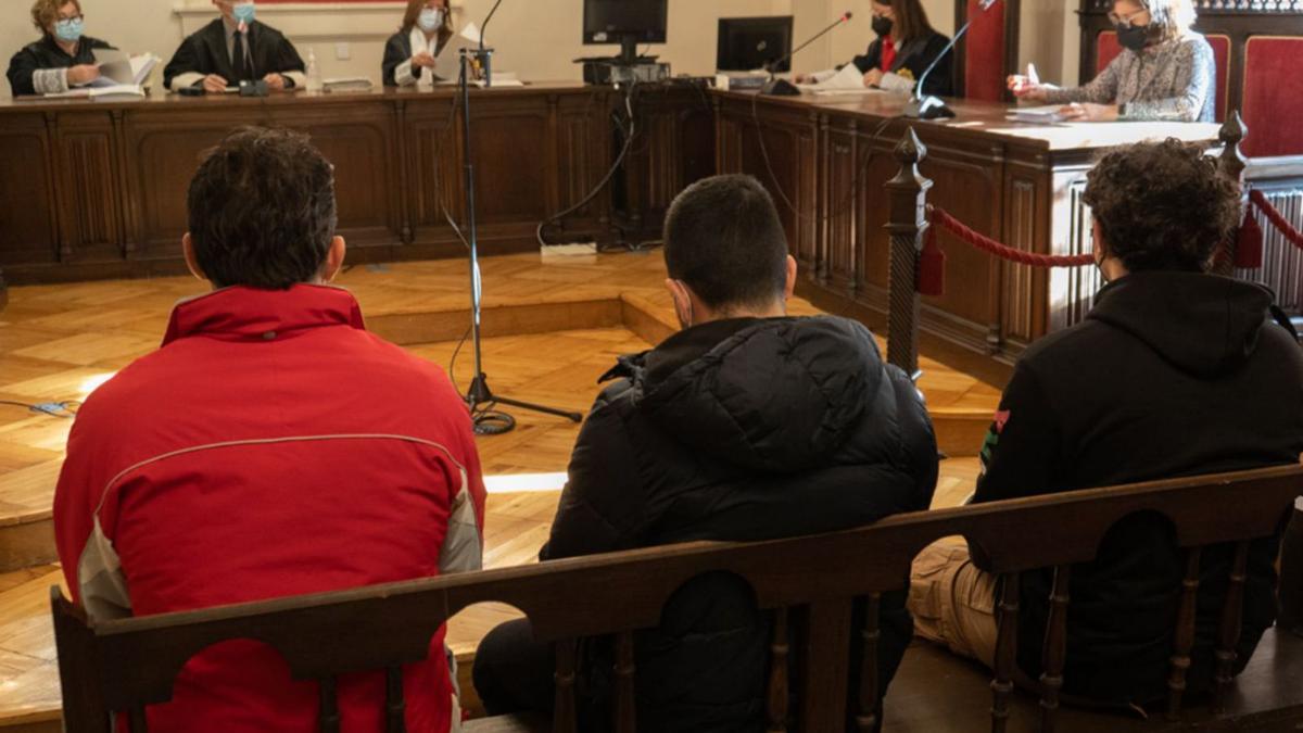 Los tres condenados escuchan el acuerdo alcanzado con la Fiscalía en la Audiencia.