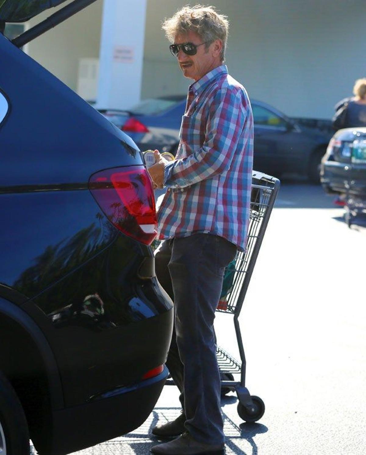 Sean Penn cargando el coche