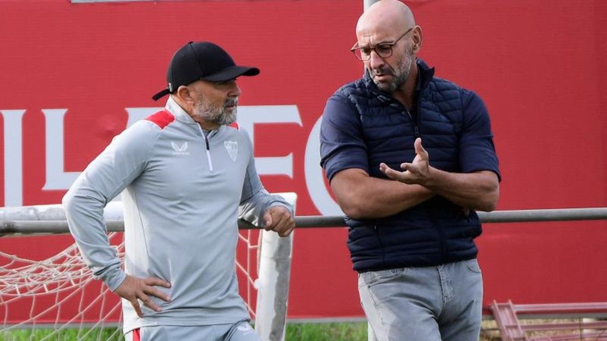 Monchi y Jorge Sampaoli conversando en una sesión de entrenamiento del Sevilla