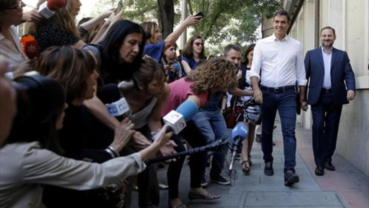 Sánchez y Ábalos, a su llegada a la sede socialista de ferraz, el miércoles.