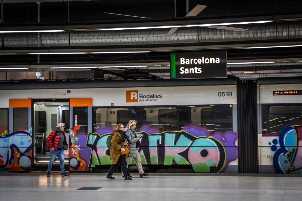 La estación de Sants, a primera hora de la mañana, el día del restablecimiento del servicio de Rodalies en Catalunya