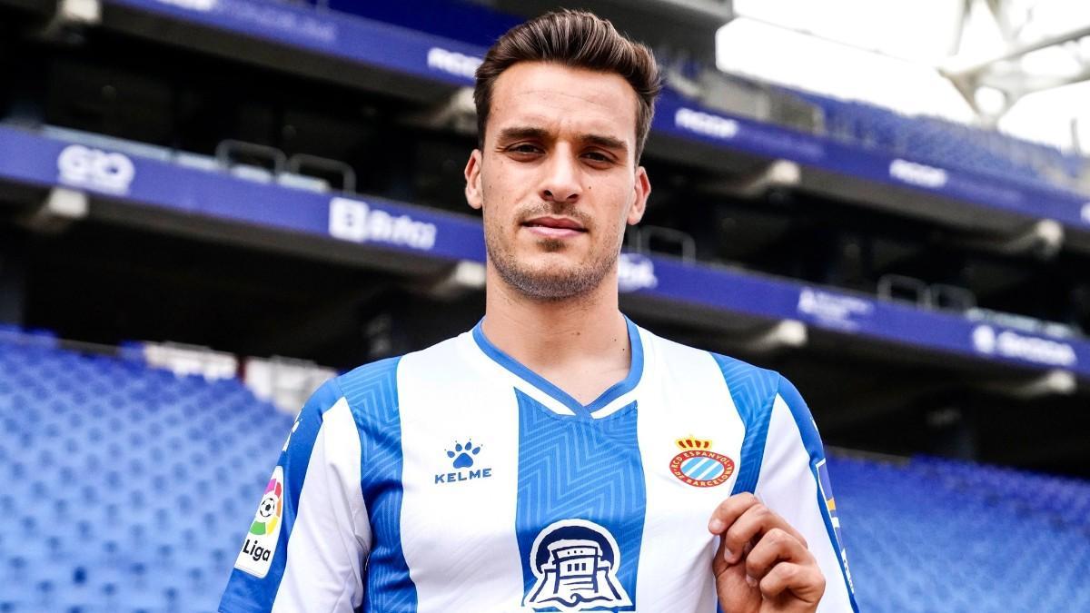 Brian Oliván posa con el escudo del Espanyol