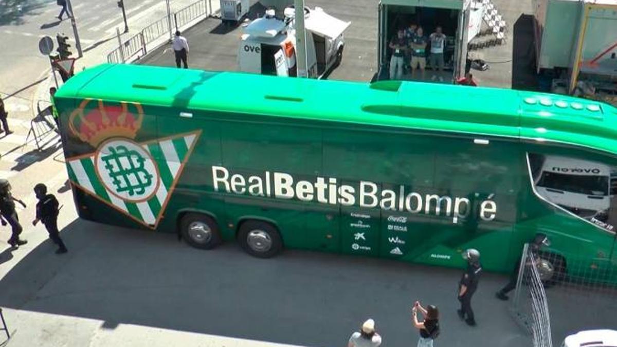 Autobús del RBB llegando al Benito Villamarín