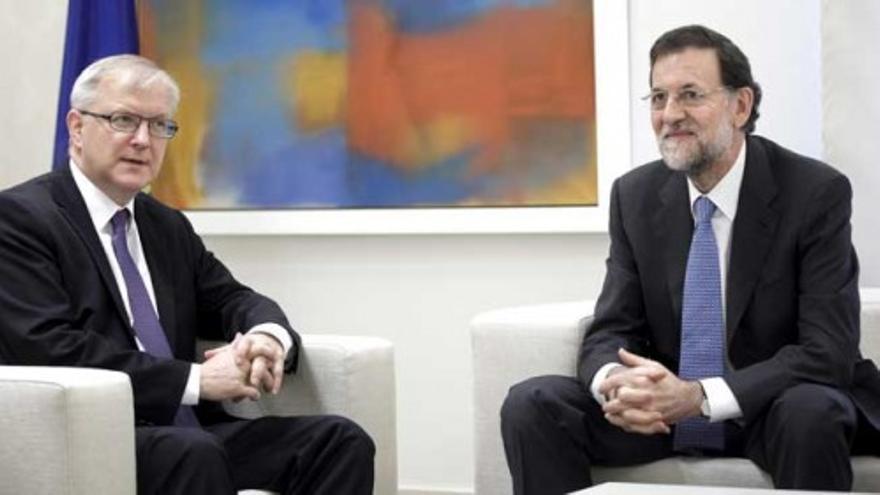 Rajoy recibe a Olli Rehn en La Moncloa