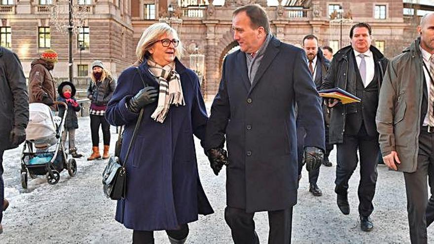 El nou primer ministre suec, Sefan Lofven, sortint del Parlament amb la seva dona.