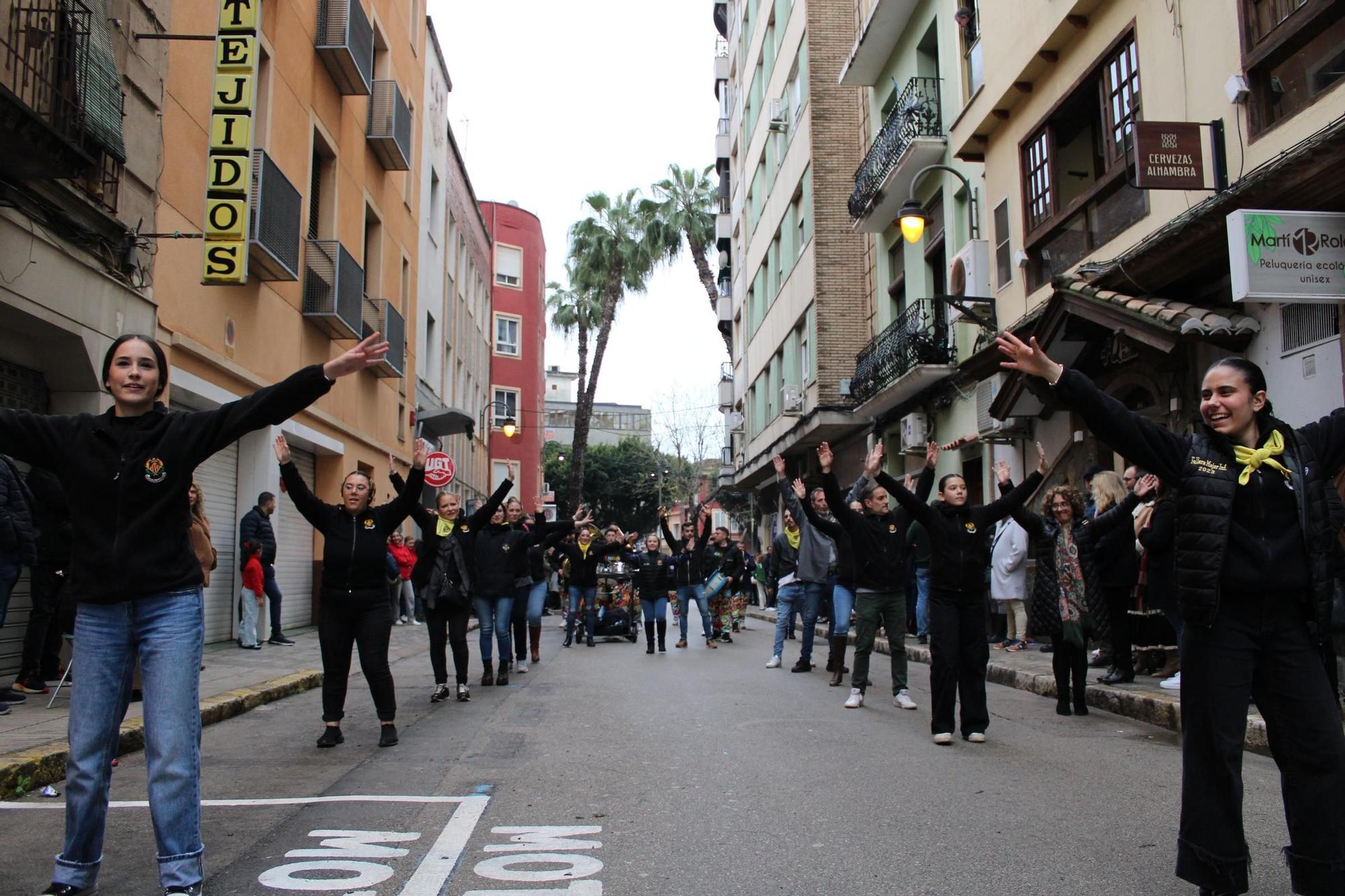 Las comisiones falleras llenan Alzira de música y baile en el desfile de pasodobles