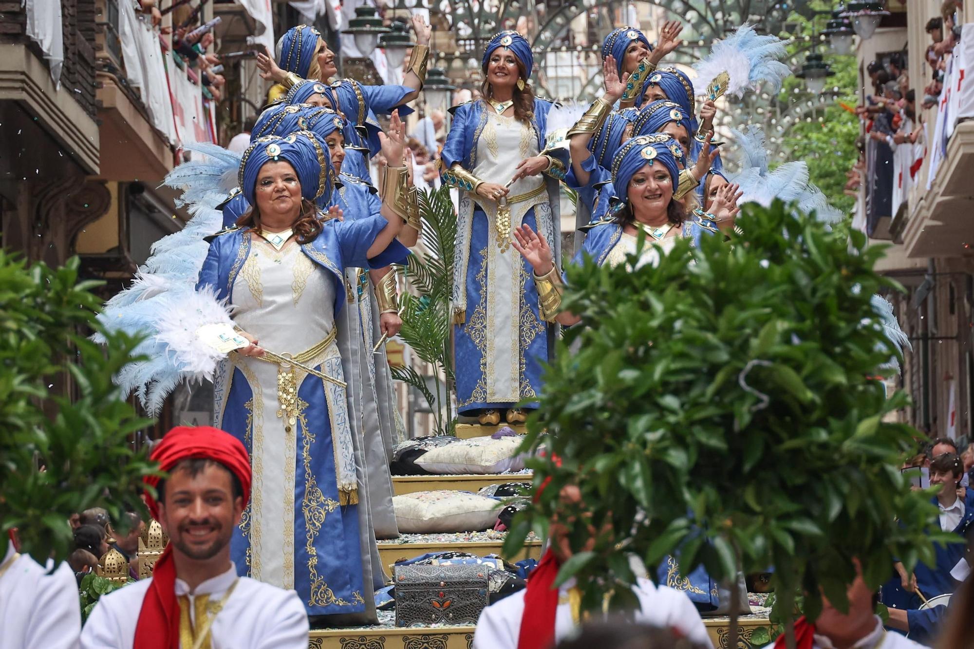 La mujer hace historia en la Entrada Mora de Alcoy