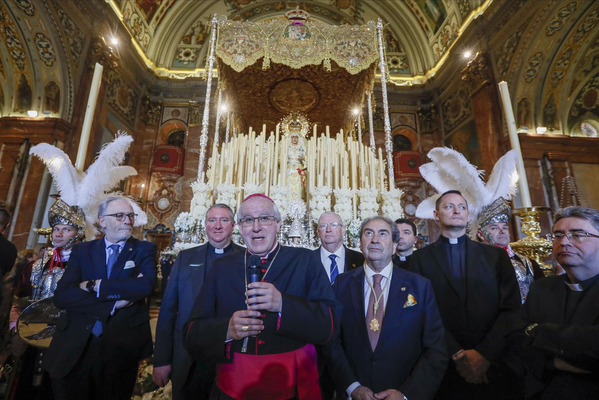 El arzobispo de Sevilla, Monseñor Saiz Meneses, se dirige a los feligreses en la Basílica de La Macarena