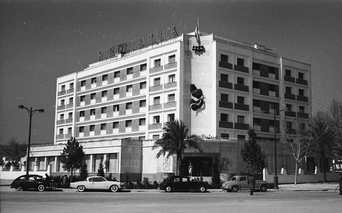 El hotel Palace se inauguró en 1956 y cuando Meliá se hizo con su gestión tomó el sobrenombre de la cadena hotelera. En 2006 comenzó su demolición y ahora se le conoce como ‘el oxidado’.