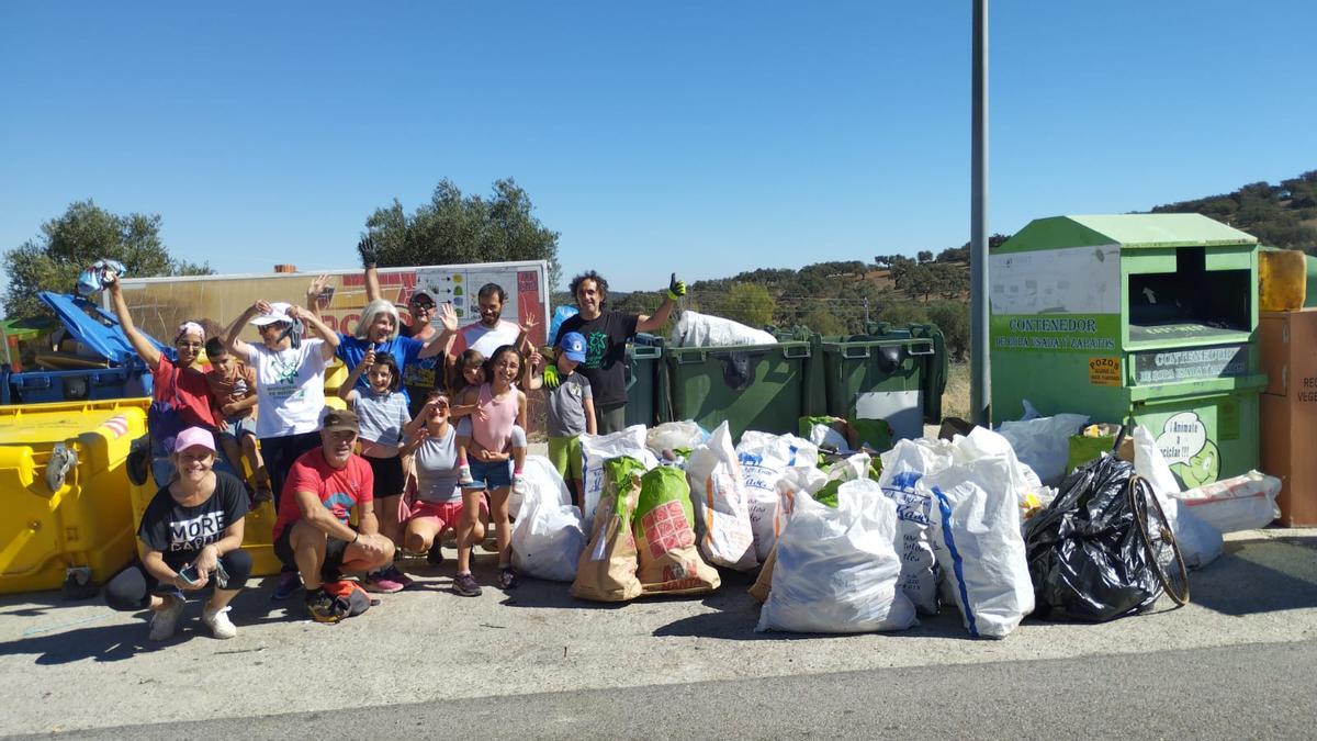 Grupo de voluntarios tras la jornada de limpieza en Calera de León